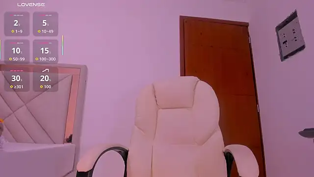 Snapshot of gime_lara chatting on 10.27.25 gime lara online show from 10.27.25