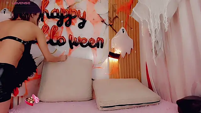 Snapshot of ValeriCardenas chatting on 10.26.25 ValeriCardenas online show from 10.26.25