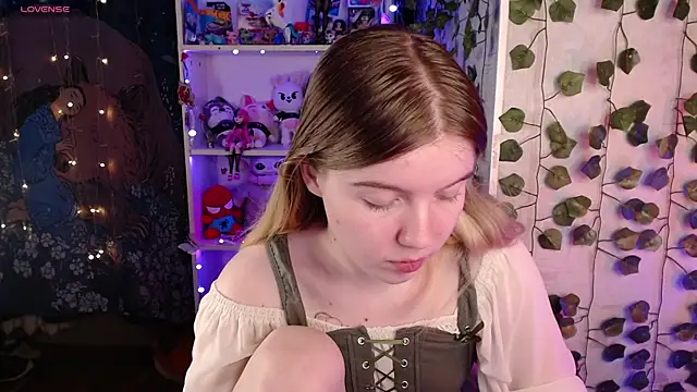 Strawberry juli online show from 03.18.25