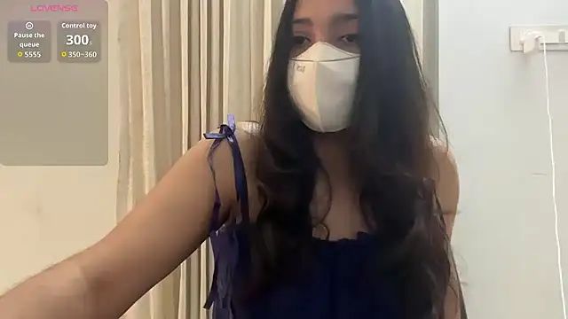 Snapshot of oviyakalra chatting on 10.29.25 oviyakalra online show from 10.29.25