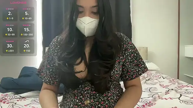 Snapshot of oviyakalra chatting on 11.26.25 oviyakalra online show from 11.26.25