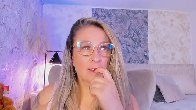 Snapshot of Liannaa_ chatting on 10.30.25 Liannaa online show from 10.30.25