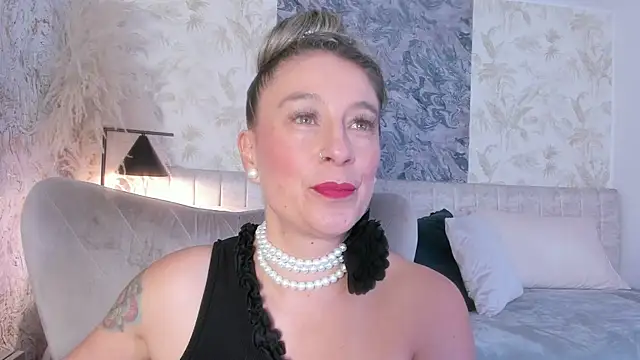 Snapshot of Liannaa_ chatting on 11.06.25 Liannaa online show from 11.06.25