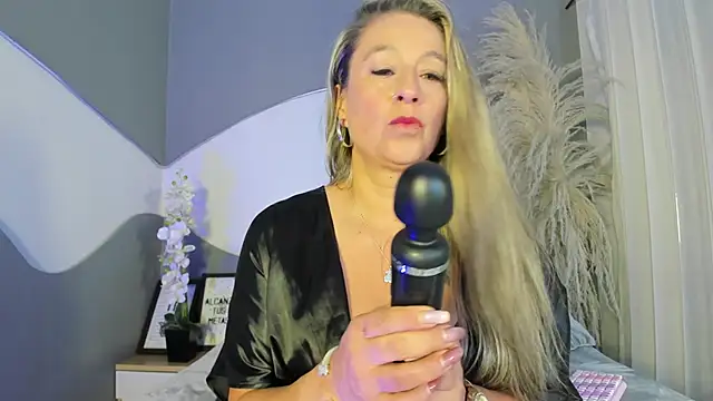 Liannaa  online show from 04.17.26