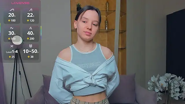 Snapshot of EdinaCordner chatting on 10.04.25 EdinaCordner online show from 10.04.25