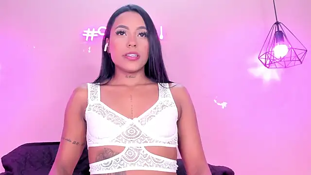 Snapshot of alahia_betancurx chatting on 03.14.25 alahia betancurx online show from 03.14.25