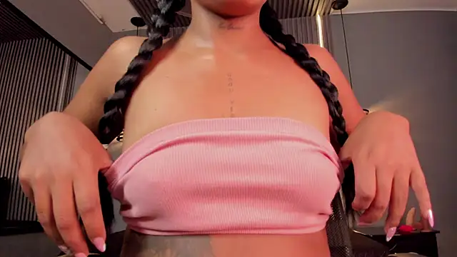 Snapshot of alahia_betancurx chatting on 11.11.25 alahia betancurx online show from 11.11.25