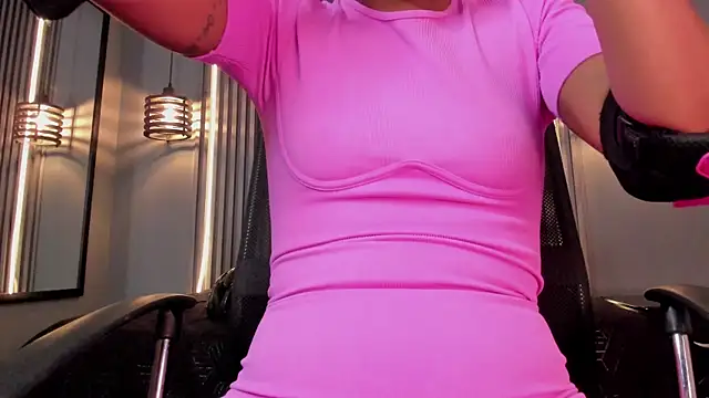 Snapshot of alahia_betancurx chatting on 11.13.25 alahia betancurx online show from 11.13.25