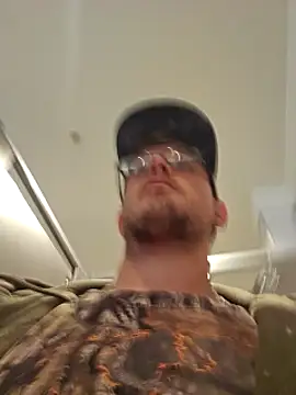 Snapshot of dylanroberts1995 chatting on 03.13.25 dylanroberts1995 online show from 03.13.25