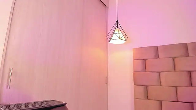 Snapshot of valeria_monsalve chatting on 03.19.25 valeria monsalve online show from 03.19.25