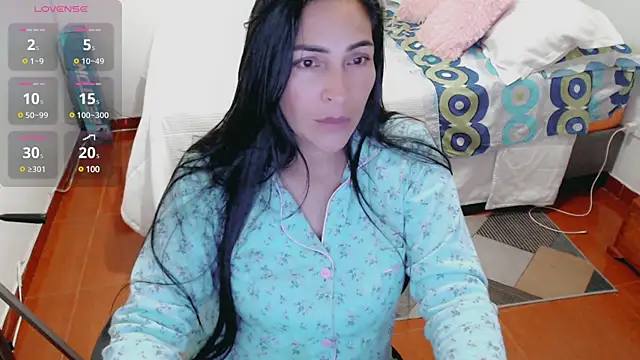 luna lgomez  online show from 03.15.25