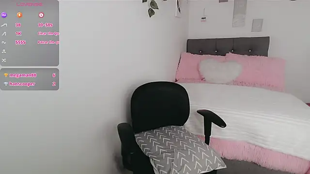 luna lgomez  online show from 12.17.25