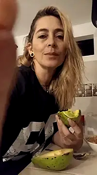 Snapshot of Sara_Valkyri chatting on 03.08.25 Sara Valkyri online show from 03.08.25