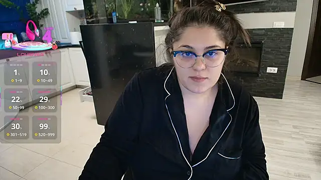 Snapshot of Layla- chatting on 11.14.25 Layla- online show from 11.14.25