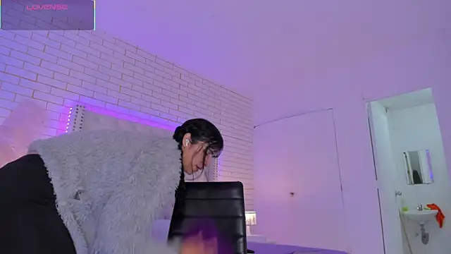 Snapshot of Emilly_wilson_ chatting on 11.08.25 Emilly wilson online show from 11.08.25