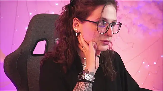 Snapshot of OliviaMcClean chatting on 03.19.25 OliviaMcClean online show from 03.19.25