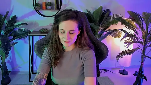 Snapshot of OliviaMcClean chatting on 03.22.25 OliviaMcClean online show from 03.22.25