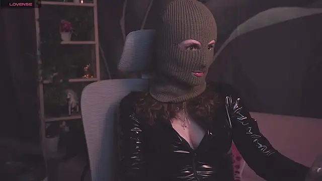 Snapshot of OliviaMcClean chatting on 09.12.25 OliviaMcClean online show from 09.12.25