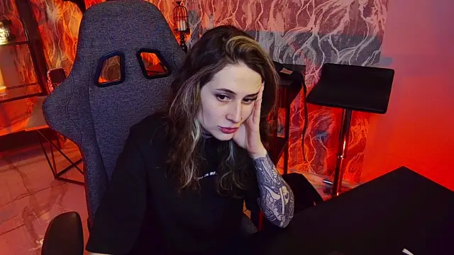 Snapshot of OliviaMcClean chatting on 11.13.25 OliviaMcClean online show from 11.13.25