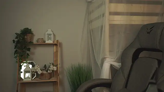 Snapshot of OliviaMcClean chatting on 11.19.25 OliviaMcClean online show from 11.19.25