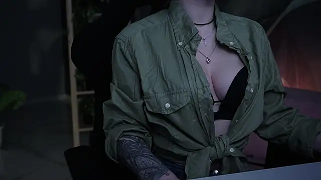 Snapshot of OliviaMcClean chatting on 11.23.25 OliviaMcClean online show from 11.23.25