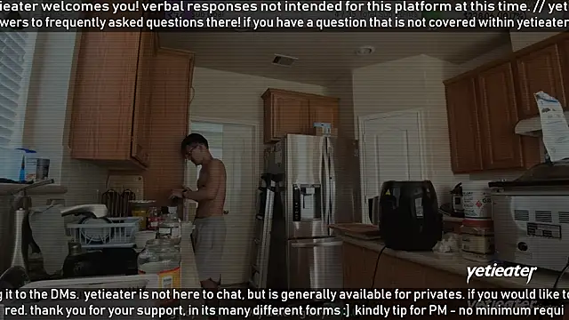 Snapshot of yetieater chatting on 04.27.26 yetieater online show from 04.27.26