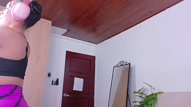 Snapshot of SaritaBratz chatting on 10.14.25 SaritaBratz online show from 10.14.25