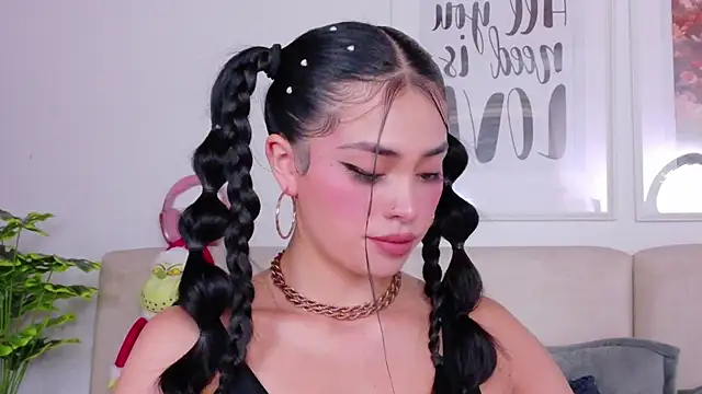 Snapshot of SaritaBratz chatting on 11.28.25 SaritaBratz online show from 11.28.25