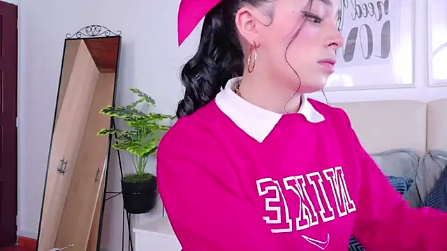 Snapshot of SaritaBratz chatting on 12.13.25 SaritaBratz online show from 12.13.25