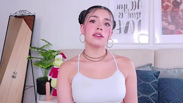 Snapshot of SaritaBratz chatting on 12.14.25 SaritaBratz online show from 12.14.25