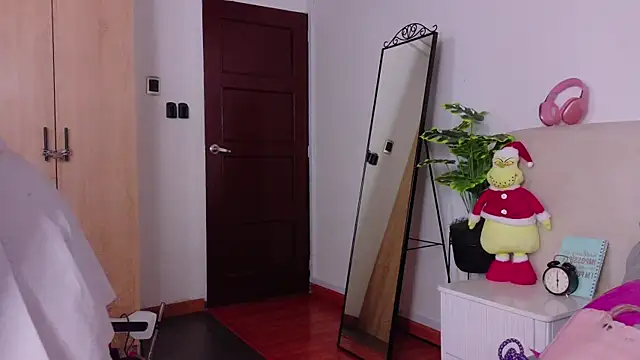 Snapshot of SaritaBratz chatting on 12.18.25 SaritaBratz online show from 12.18.25