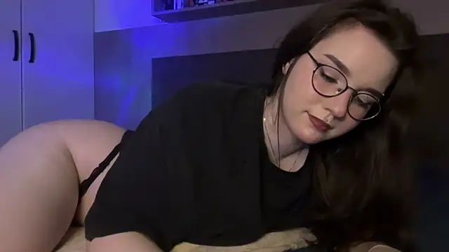 Snapshot of BeeBlossom chatting on 03.20.25 BeeBlossom online show from 03.20.25