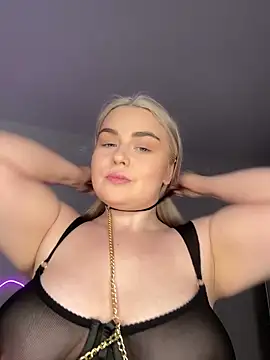 Snapshot of April_Vancee chatting on 03.08.25 April Vancee online show from 03.08.25