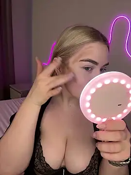 Snapshot of April_Vancee chatting on 03.13.25 April Vancee online show from 03.13.25