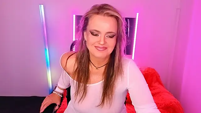 Snapshot of AnielaFox chatting on 09.16.25 AnielaFox online show from 09.16.25