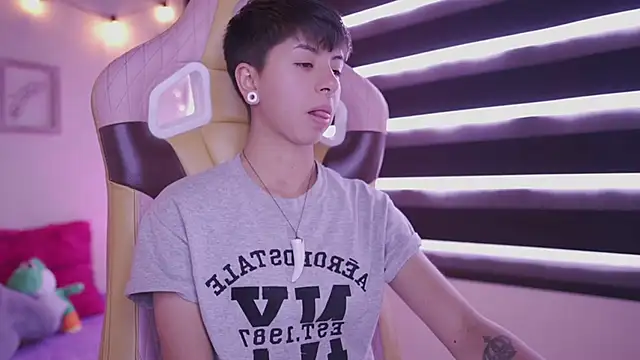 Snapshot of tommy_blue chatting on 03.10.25 tommy blue online show from 03.10.25