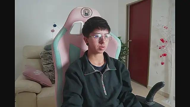 Snapshot of tommy_blue chatting on 10.01.25 tommy blue online show from 10.01.25