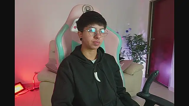 Snapshot of tommy_blue chatting on 10.02.25 tommy blue online show from 10.02.25