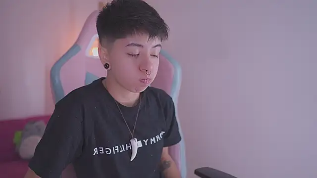 Snapshot of tommy_blue chatting on 11.25.25 tommy blue online show from 11.25.25