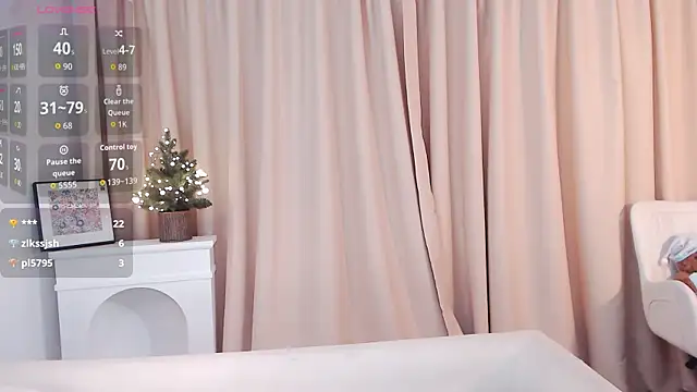 Snapshot of honey113 chatting on 11.18.25 honey113 online show from 11.18.25