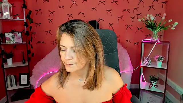 Snapshot of NicoleHitman chatting on 09.18.25 NicoleHitman online show from 09.18.25