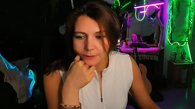 Snapshot of NicoleHitman chatting on 11.26.25 NicoleHitman online show from 11.26.25