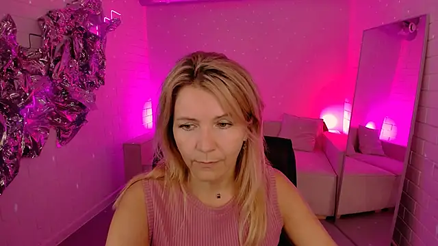 Snapshot of NicoleHitman chatting on 06.20.26 NicoleHitman online show from 06.20.26