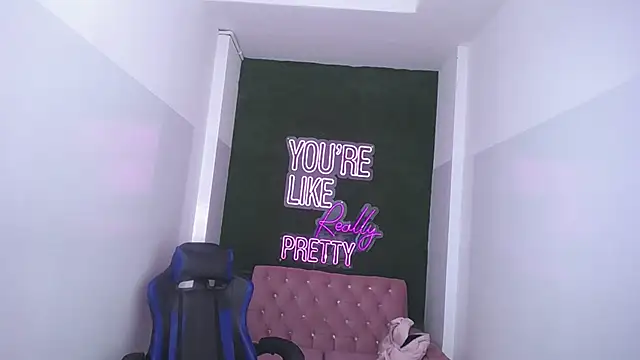 Snapshot of andrea_torres_t chatting on 03.10.25 andrea torres t online show from 03.10.25