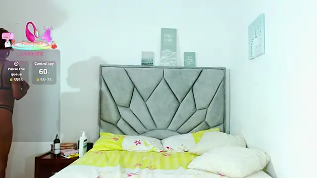 Snapshot of leslybrown chatting on 11.15.25 leslybrown online show from 11.15.25