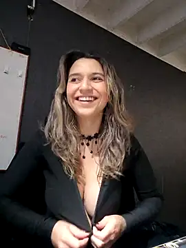 Isabella Varella online show from 10.27.25