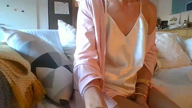 Snapshot of Valentinette chatting on 10.30.25 Valentinette online show from 10.30.25