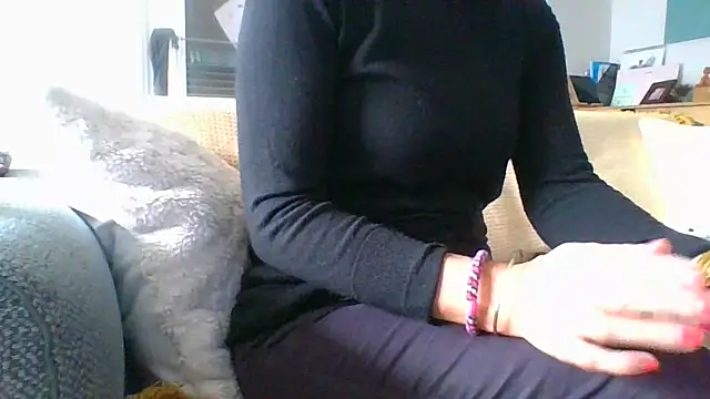 Snapshot of Valentinette chatting on 11.17.25 Valentinette online show from 11.17.25