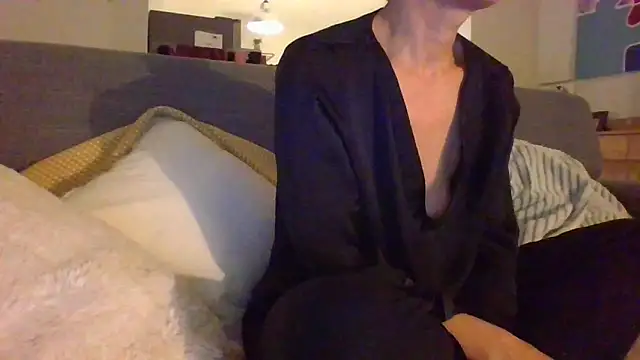 Snapshot of Valentinette chatting on 11.26.25 Valentinette online show from 11.26.25