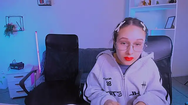 mona cloud online show from 11.10.25